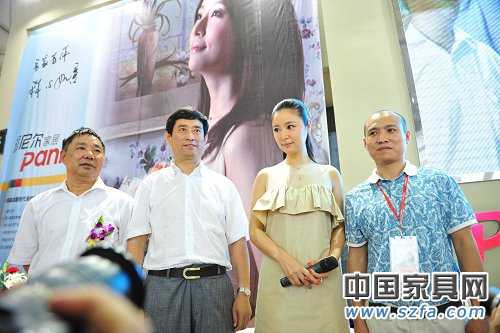 派尼爾家居代言人林心如與中國家協理事長朱長嶺、派尼爾家居總經理鄧啟平合影