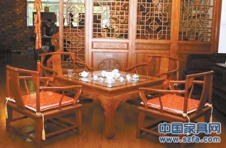 屏風(fēng)、瓷器、奇石等配以紅木家具更顯濃郁中國(guó)風(fēng)