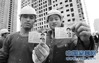 去年10月29日,山東青島市,工人們正在展示剛領(lǐng)到的居住證。圖/CFP 去年10月29日,山東青島市,工人們正在展示剛領(lǐng)到的居住證。圖/CFP