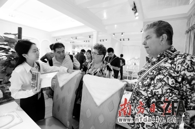 這些年,家具企業(yè)的日子越來(lái)越不好過(guò)了,很多企業(yè)清醒地意識(shí)到:不轉(zhuǎn)型必然是等死。 資料圖片