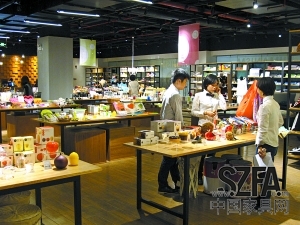 進駐大型購物商場的家品店，人流也比平時多了不少。