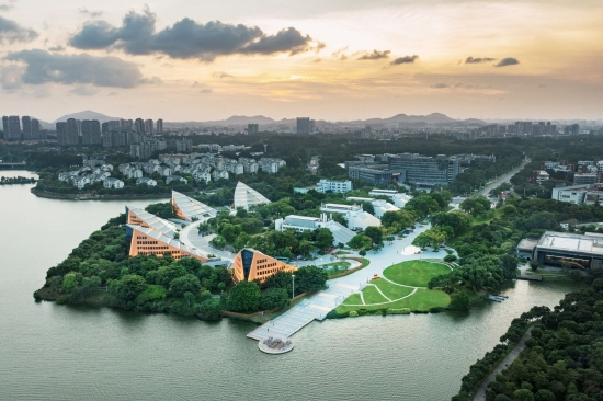 最佳都市景觀設(shè)計獎:東大(深圳)設(shè)計有限公司《松山湖中心區(qū)通湖禮廊(示范段)改造提升工程項目》